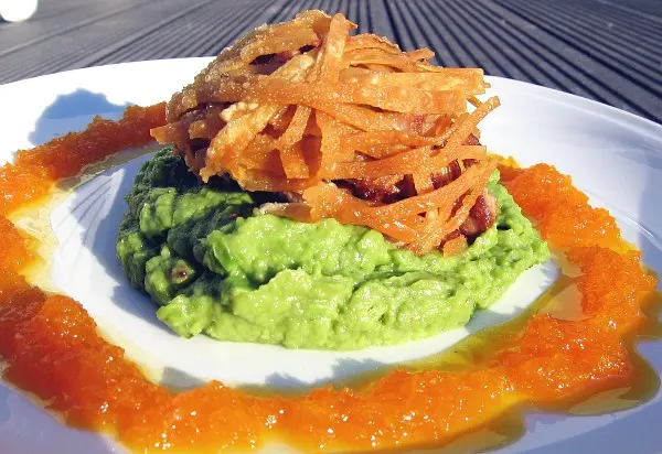 Frittierte Thunfischbällchen auf Erbsen-Minz-Guacamole mit Karottenmarmelade