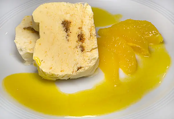 Halbgefrorene Marsala-Zabaione mit Orangenragout