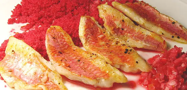 Rotbarben mit Rosen-Couscous und Salsa rosa