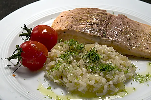 Gebratenes Lachsfilet mit Fenchelrisotto