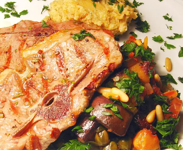 Lammkoteletts mit Caponata und Steinpilz-Polenta