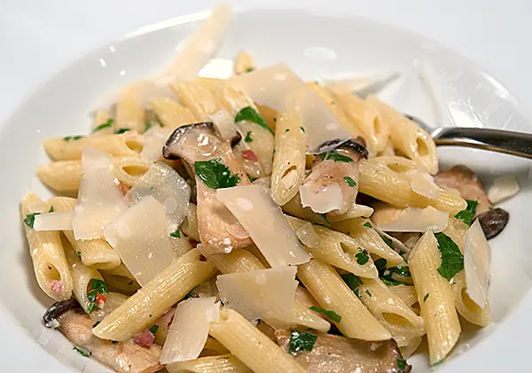 Penne mit Kräuterseitling-Speck-Sauce