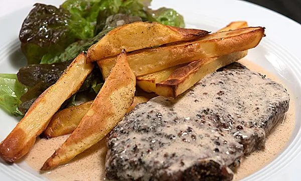 Pfeffersteak mit Cognac flambiert und Pommes frites au four