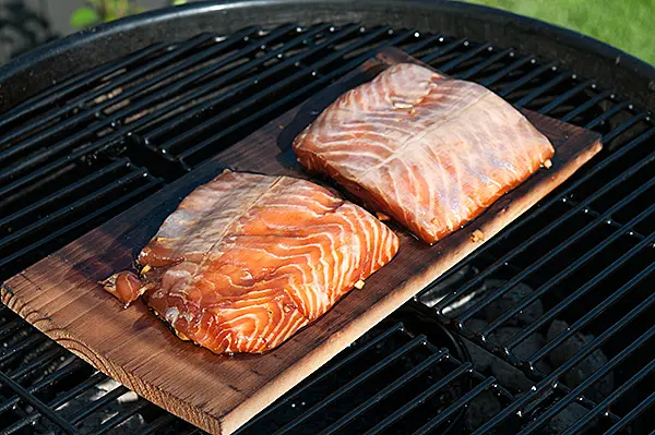 Lachs auf Zdernbrett