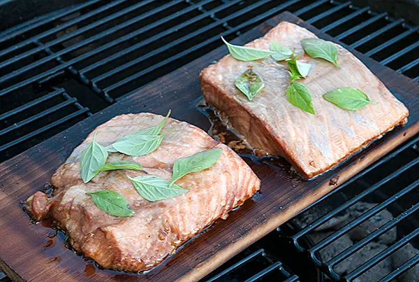 Lachs auf Zedernholz mit Rhabarber-Chutney