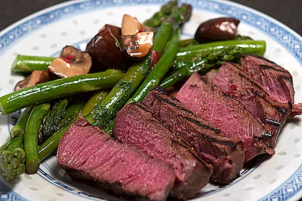 Rinderfiletsteak mit grünem Spargel aus dem Wok