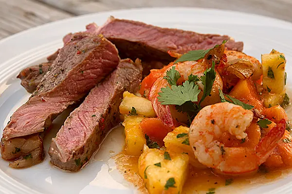 Rumpsteaks in Chili-Öl mit fruchtigem Papaya-Garnelen-Salat