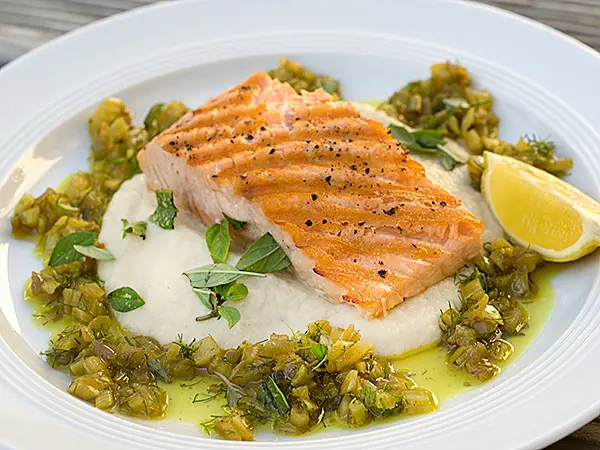 Gegrillter Lachs auf Blumenkohl-Kokos-Püree mit Fenchel-Curry-Vinaigrette