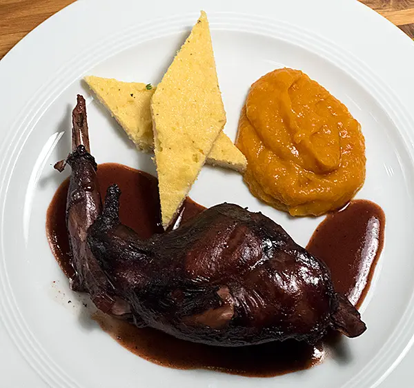 Kaninchenkeulen in Rotwein geschmort mit Kürbis-Chutney und Polenta