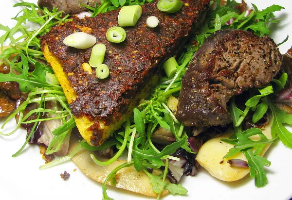 Polenta mit Tomatenkruste auf Pilz-Salatbett an Rinderfiletspitzen