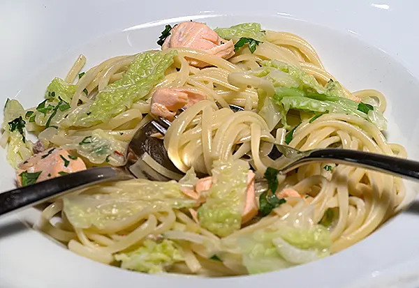 Pasta mit asiatischer Wirsing-Lachs-Sauce