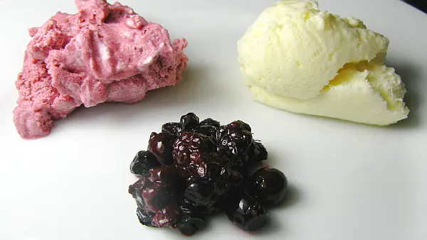 Mousse von Beeren und weißer Schokolade