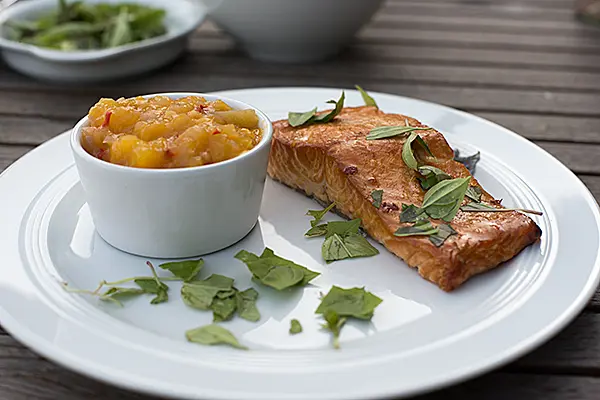 Lachs vom Zedernbrett mit Mango-Chutney