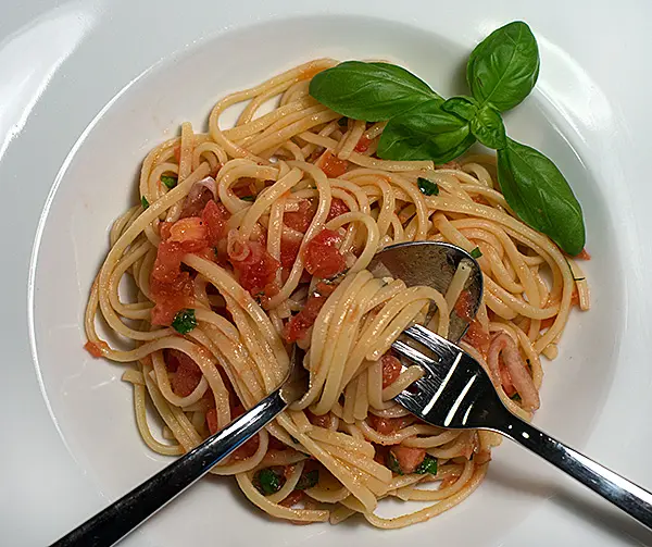 Pasta mit einer Sauce aus rohen Tomaten