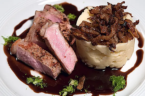 Kalbssteaks mit Lakritzsauce, Kartoffelpüree und geröstetem Fenchel