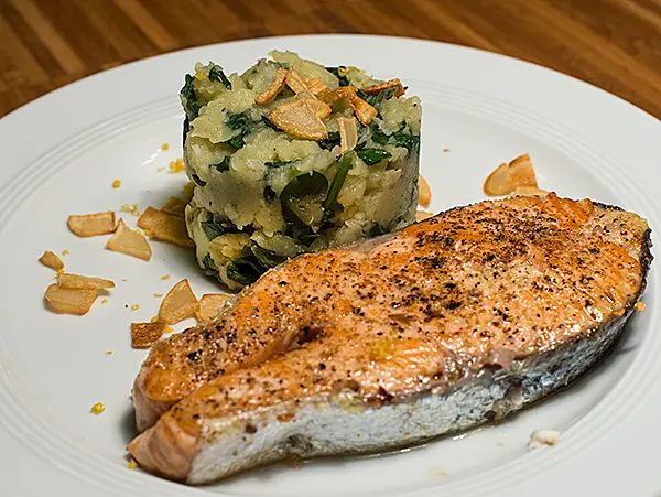 Lachssteaks mit Spinat-Stampfkartoffeln und geröstetem Knoblauch