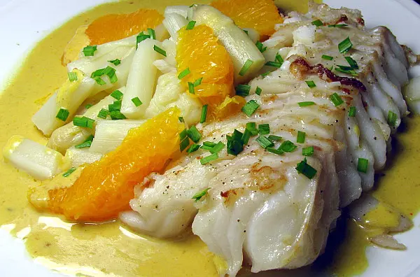 Kabeljaufilet mit Spargel an Orangen-Curry-Sauce