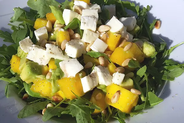 Avocado-Mango-Salat mit Rucola