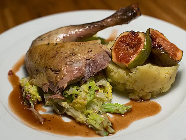 Perlhuhn mit getrüffelten Stampfkartoffeln, Wirsing und Cassis-Sauce