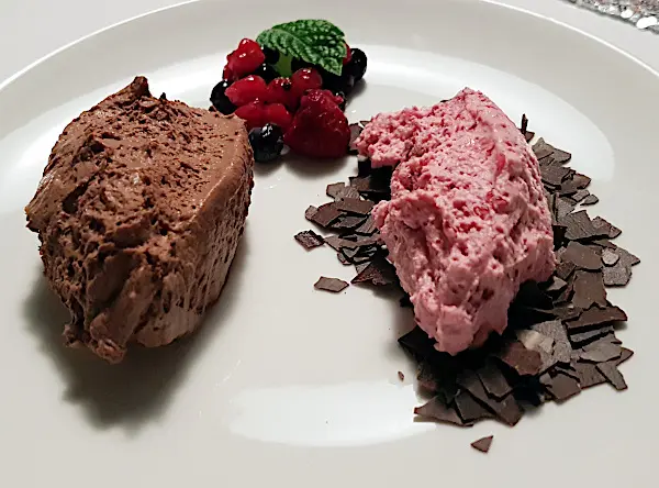 Zweierlei Mousse von Schokolade und roten Beeren nach Johann Lafer