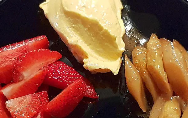 Dessert: Karamellisierter Spargel mit Erdbeeren und Mango-Eis