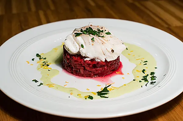 Gedämpfter Kabeljau mit Rote-Bete-Risotto und Wasabi-Sauce