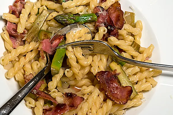 Gemelli mit grünem Spargel und knusprigem Speck