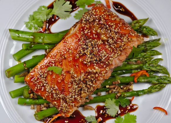 Langsam gebackener Soja-glasierter Lachs mit asiatischem Spargelsalat