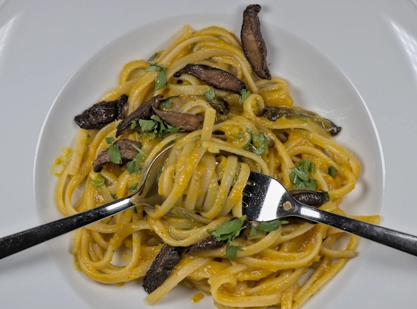 Linguine mit asiatischer Kürbissauce und marinierten Shiitake-Pilzen