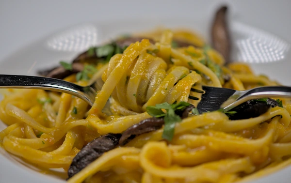 Linguine mit asiatischer Kürbissauce und marinierten Shiitake-Pilzen