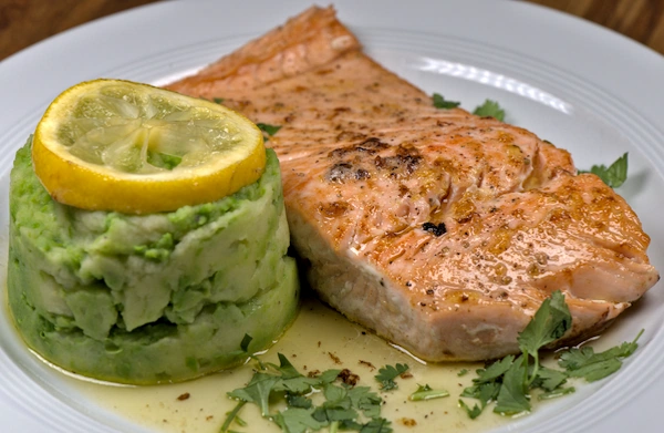 Gebratener Lachs mit Erbsen-Kartoffel-Püree und Zitronenbutter